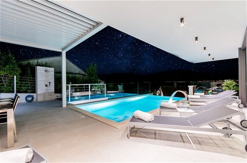 Foto 20 - Luxury Villa Soleil with Swimming Pool