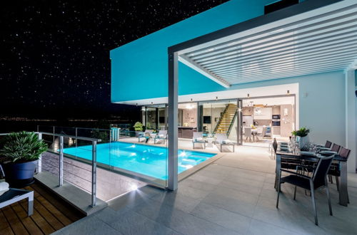 Foto 18 - Luxury Villa Soleil with Swimming Pool