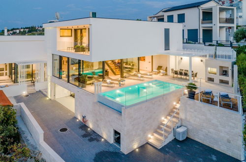 Foto 37 - Luxury Villa Soleil with Swimming Pool