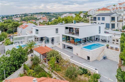 Foto 32 - Luxury Villa Soleil with Swimming Pool