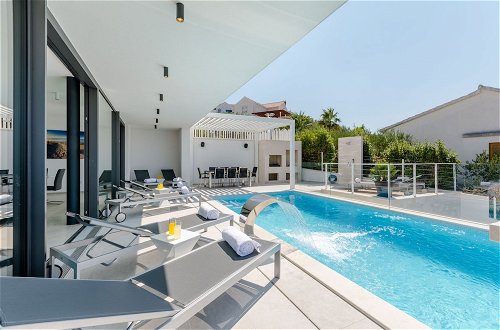 Foto 17 - Luxury Villa Soleil with Swimming Pool