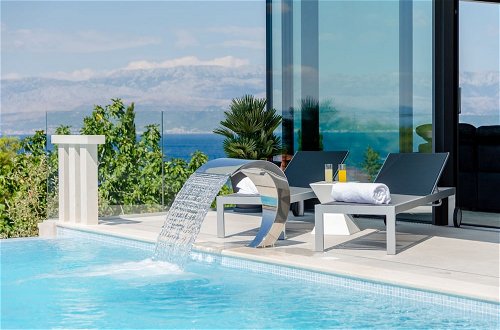 Foto 21 - Luxury Villa Soleil with Swimming Pool