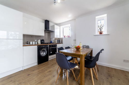 Photo 9 - Homely 2-bed Apartment in London