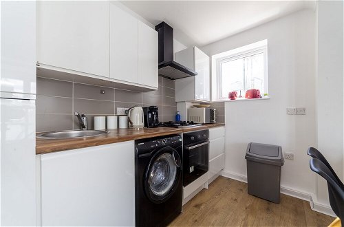 Photo 8 - Homely 2-bed Apartment in London