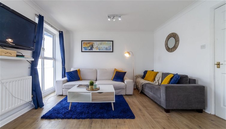 Photo 1 - Homely 2-bed Apartment in London