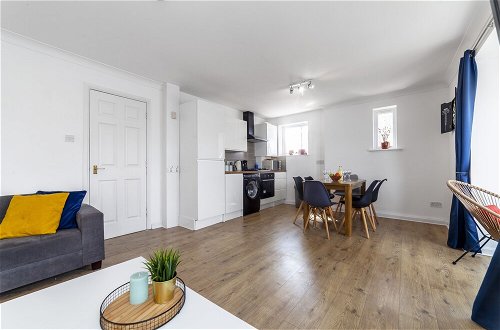 Photo 12 - Homely 2-bed Apartment in London