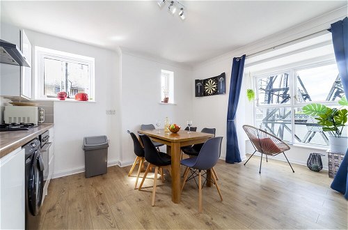 Photo 10 - Homely 2-bed Apartment in London
