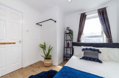Photo 4 - Homely 2-bed Apartment in London