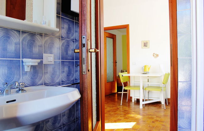 J HomeHolidays - Photo 12