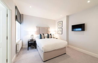 Photo 2 - Light and Airy Central Three Bed Flat