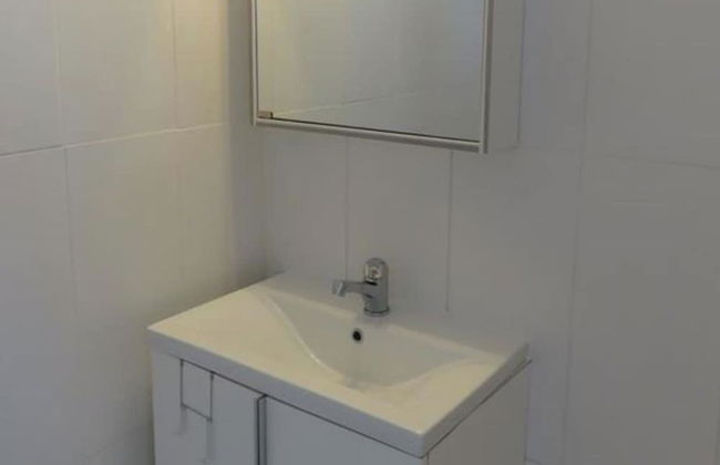 1-bed House Sleeps 4 - Free Parking, Patio, Wifi - Photo 5