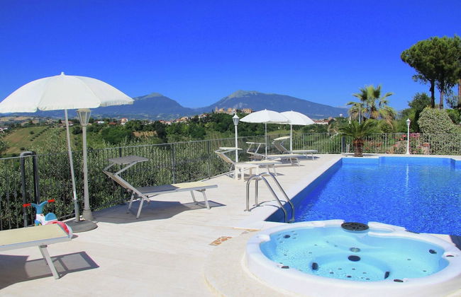 Mansion in Case Alte With Pool & Nature Trails - Foto 23