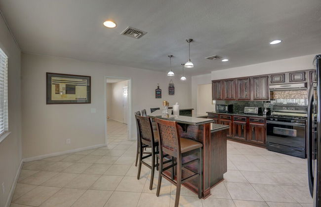 Luxurious 4BR House with Large Pool Near Strip - Photo 31