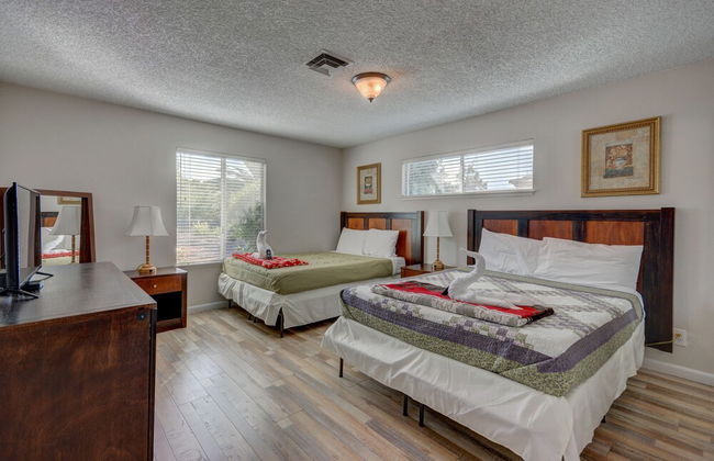 Luxurious 4BR House with Large Pool Near Strip - Photo 6
