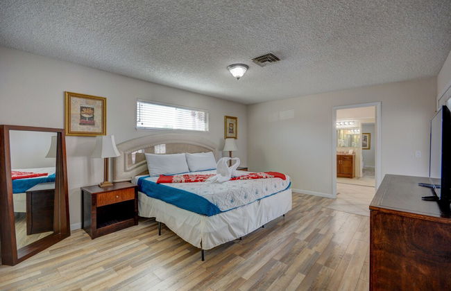 Luxurious 4BR House with Large Pool Near Strip - Photo 8