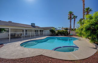 Foto 1 - Luxurious 4BR House with Large Pool Near Strip