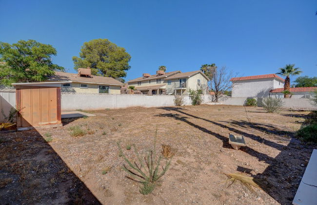 Luxurious 4BR House with Large Pool Near Strip - Photo 35