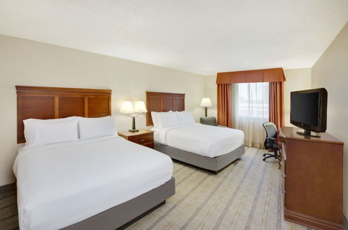 Photo 5 - Holiday Inn Dallas Market Center, an IHG Hotel