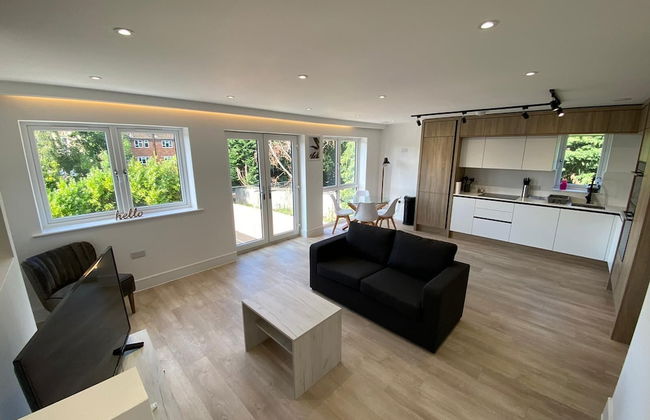 Stylish 2 Bed Flat with Parking - Foto 1