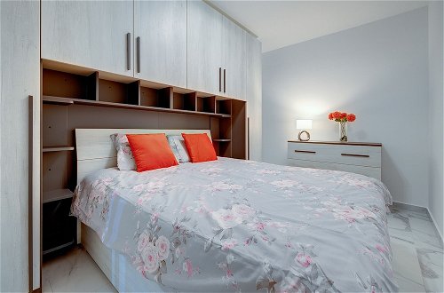 Photo 4 - Splendid 2BR Apartment, Steps to St Georges Bay