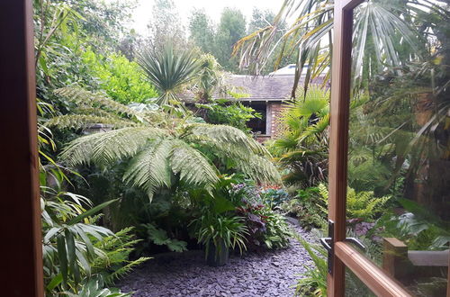 Foto 19 - Cabin set in a Beautiful Romantic Tropical Garden