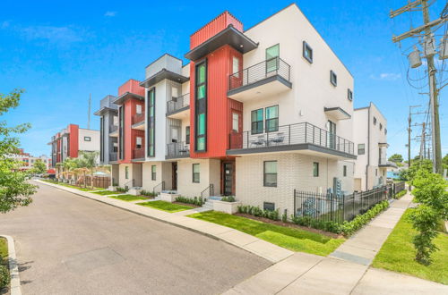 Foto 1 - New Townhouse with 2 Balconies