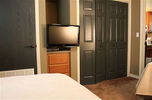 Photo 11 - Eagle's Den Suites Cotulla a Travelodge by Wyndham