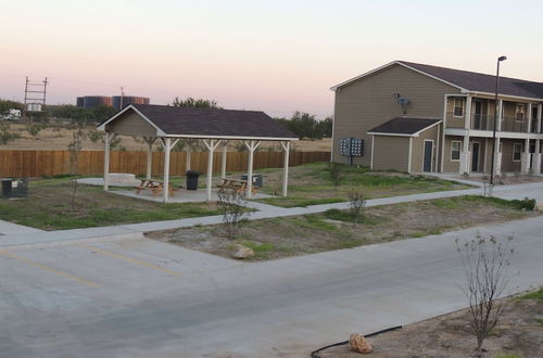 Photo 22 - Eagle's Den Suites Carrizo Springs a Travelodge by Wyndham