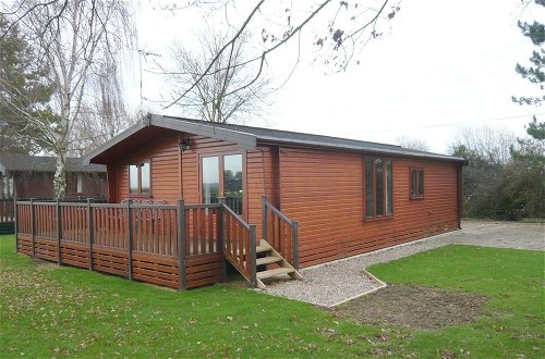 Foto 12 - Comfortable Cottage With Wooden Deck
