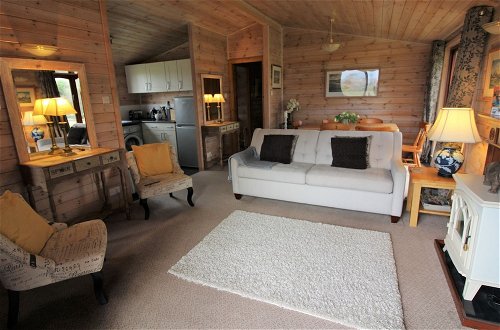 Foto 2 - Comfortable Cottage With Wooden Deck