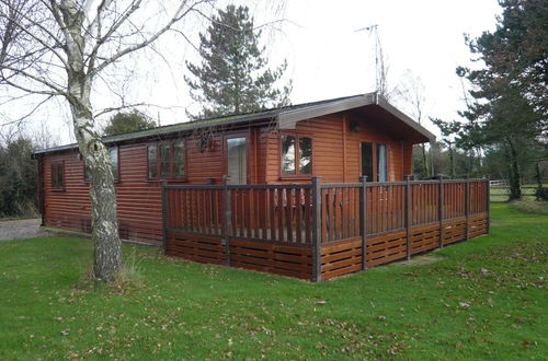 Foto 9 - Comfortable Cottage With Wooden Deck