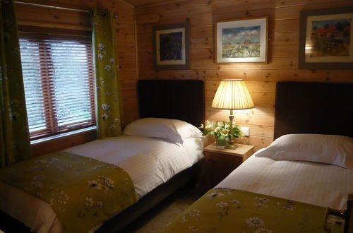 Foto 4 - Comfortable Cottage With Wooden Deck