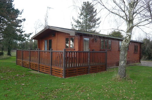 Foto 21 - Comfortable Cottage With Wooden Deck