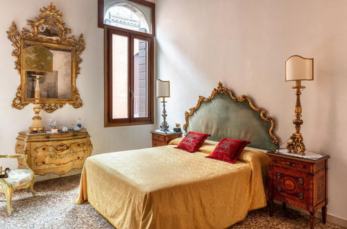 Photo 21 - Luxury Venetian Rooms