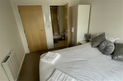 Photo 4 - Modern 2-bed Apartment in the Heart of Salford Quays