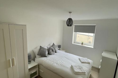 Photo 2 - Modern 2-bed Apartment in the Heart of Salford Quays