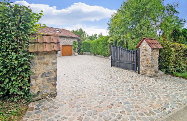 Charming Stay Near Forests - Photo 3