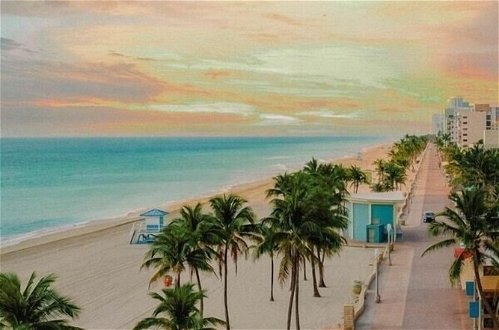 Foto 13 - Hollywood Beach Walk to the Ocean Miami, Pool