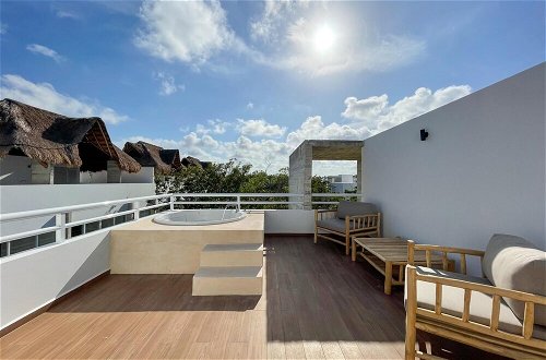 Photo 9 - Exclusive Modern Penthouse w Exquisite Rooftop Terrace Yoga Deck Botanical Gardens