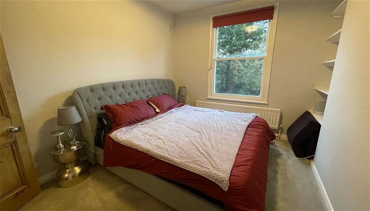 Photo 1 - Stylish and Spacious 1 Bedroom Flat