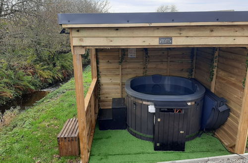 Foto 11 - Shepherds Hut With hot tub on Anglesey North Wales