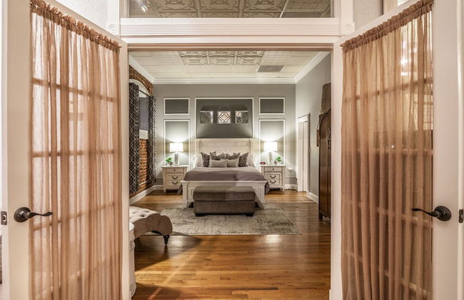 Elegant Loft-style Retreat in Old Firehouse Alley - Foto 1