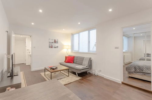 Photo 10 - Modern Flat in the Heart of West London