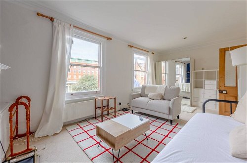Photo 16 - Spacious and Serene 1 Bedroom Flat in Ravenscourt Park