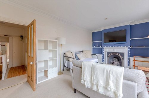 Photo 3 - Spacious and Serene 1 Bedroom Flat in Ravenscourt Park
