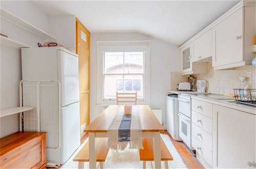 Photo 11 - Spacious and Serene 1 Bedroom Flat in Ravenscourt Park