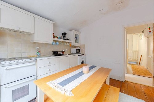 Photo 10 - Spacious and Serene 1 Bedroom Flat in Ravenscourt Park