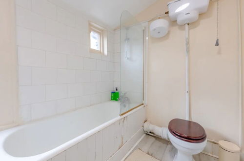 Photo 13 - Spacious and Serene 1 Bedroom Flat in Ravenscourt Park