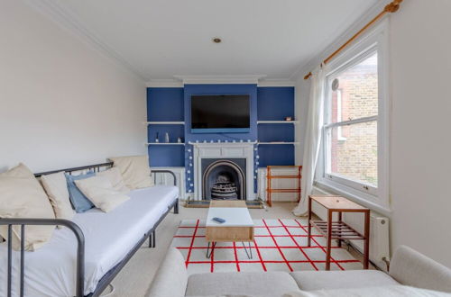 Photo 12 - Spacious and Serene 1 Bedroom Flat in Ravenscourt Park