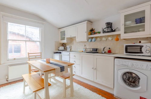 Foto 9 - Spacious and Serene 1 Bedroom Flat in Ravenscourt Park